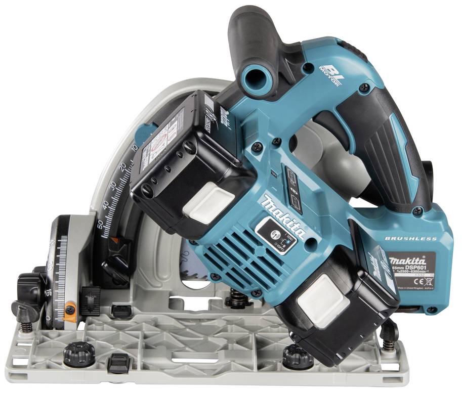 Ein blaues, kabelloses Elektrowerkzeug von Makita mit Sägeblatt, Griff und Batteriefach; verwendet zum präzisen Schneiden von Materialien.