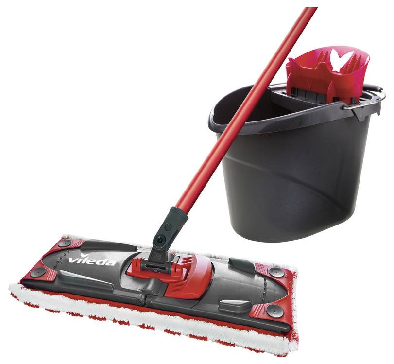 Roter Mopp und Mopp-Eimer-Set mit Wringer, gezeigt auf weißem Hintergrund.