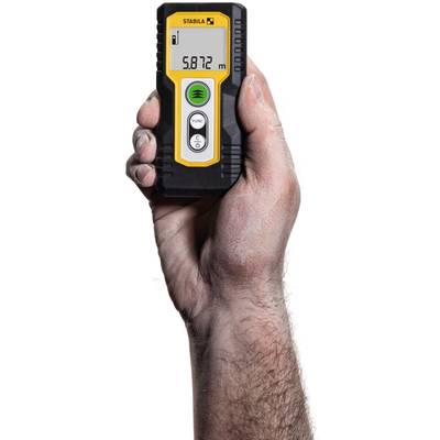 Digitale Hand-Laser-Entfernungsmessung zeigt '5,872 m' auf dem Display. Die Messung wird von einer Hand gehalten.