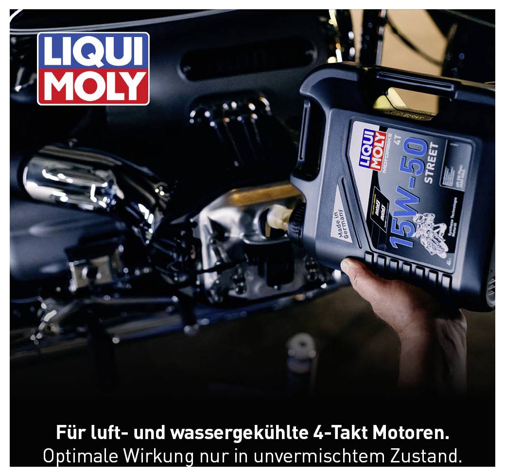 'LIQUI MOLY 15W-50 Street Motoröl' wird in einen Motor eingefüllt. Text unten: 'Für luft- und wassergekühlte 4-Takt Motoren.'