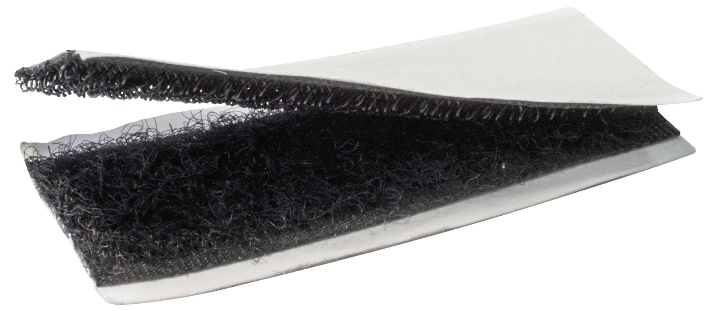 Eine Nahaufnahme von schwarzen Klettverschlüssen, allgemein als Klettband bekannt, die die Haken auf der einen Seite und die Schlaufen auf der anderen Seite zeigt, leicht voneinander getrennt.