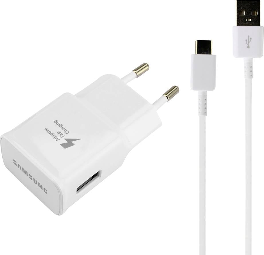 Ein weißes Samsung-Schnellladegerät mit USB-C-Kabel, das ein kompaktes Steckerdesign und ein abnehmbares Kabel zum Aufladen von elektronischen Geräten zeigt.