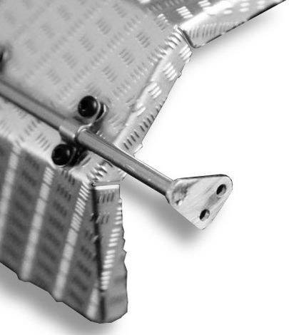 Metallische Struktur mit geriffeltem Muster. Ein Hebel mit abgewinkeltem Ende ist an der Struktur befestigt.
