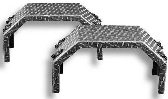 Zwei silberne, geometrisch geformte Metallrahmen mit diagonalen Linienmustern, vermutlich für Bauzwecke oder Fahrzeugzubehör.