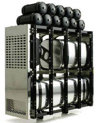 Ein vertikales Rack mit mehreren silbernen Zylindern und schwarzen Befestigungen, vermutlich ein Gaslagerungssystem.