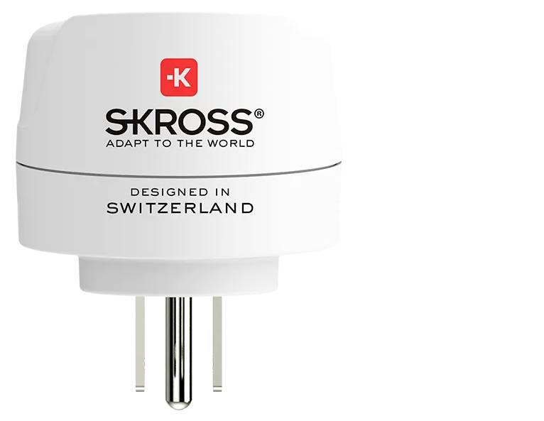 Reisestecker von Skross mit der Aufschrift 'Adapt to the World' und 'Designed in Switzerland', geeignet für verschiedene Steckdosen.