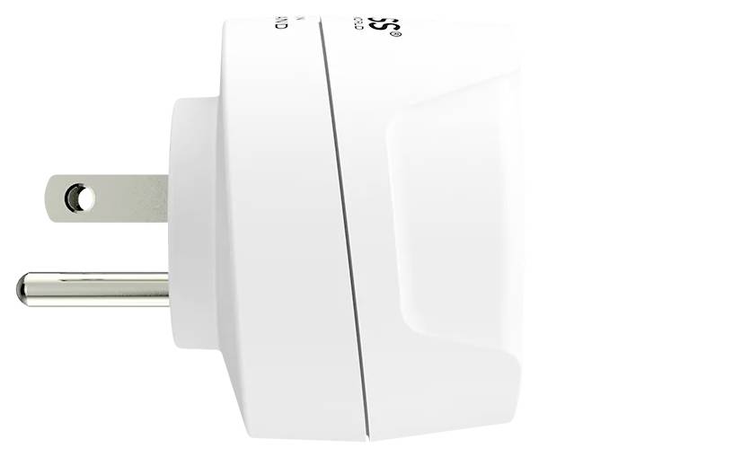 Seitenansicht eines weißen Steckers mit Erdungsstift und zwei Kontaktstiften, geeignet für elektrische Geräte in Haushalten.