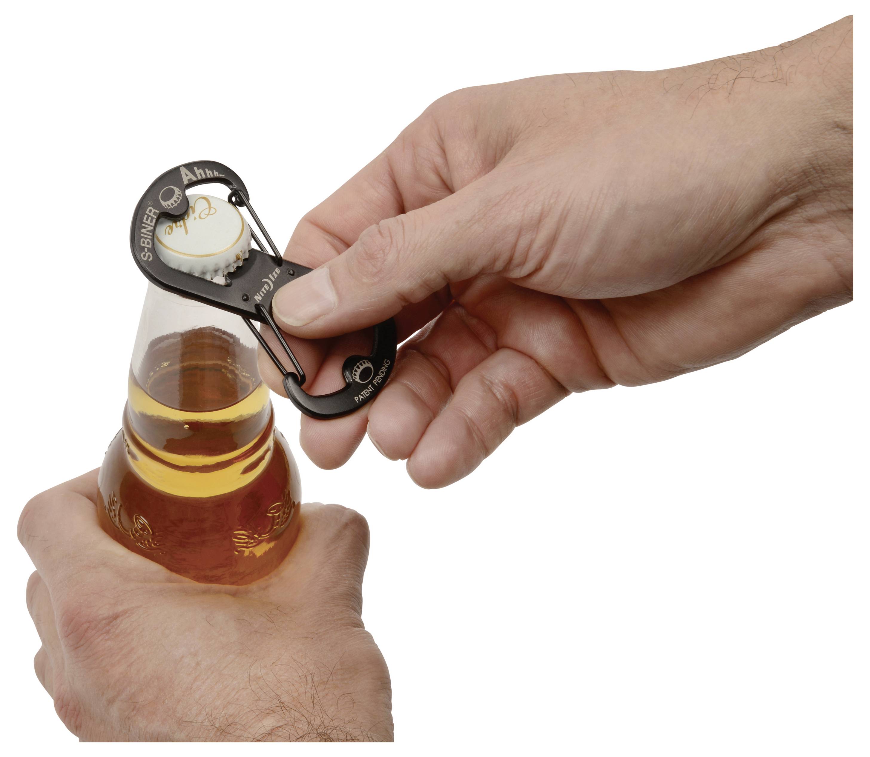 Eine Person benutzt ein Multifunktionswerkzeug, um eine Flasche Bier zu öffnen, wobei sie die Flasche in einer Hand und das Werkzeug in der anderen hält.
