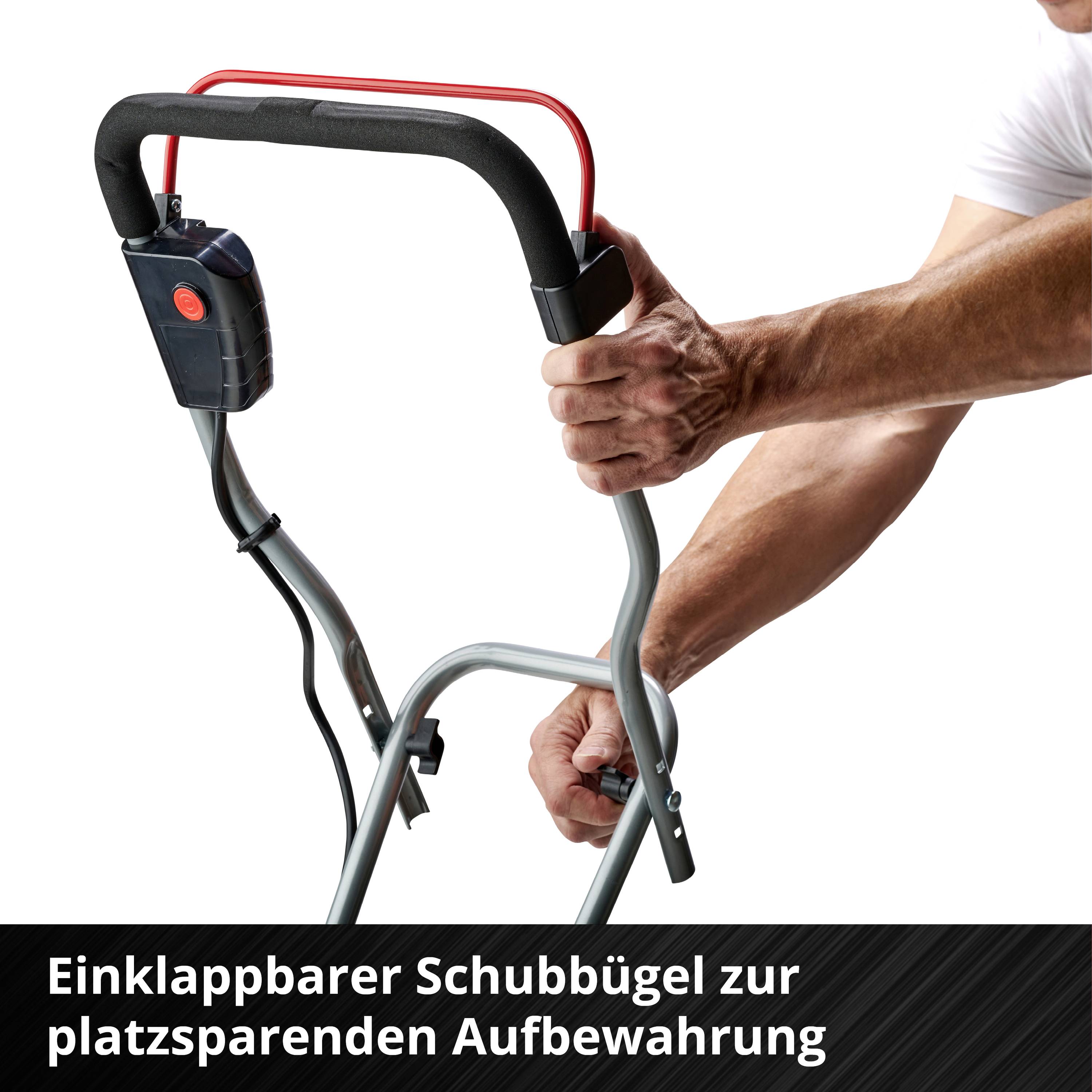 Eine Person klappt einen platzsparenden Schubbügel eines Einkaufswagens ein.