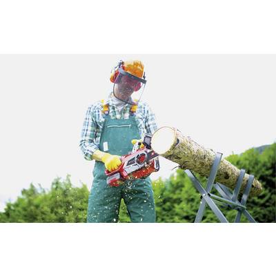 Eine Person in Sicherheitsausrüstung verwendet eine Kettensäge, um einen Baumstamm auf einem Metallständer im Freien zu zersägen, mit grünem Laub im Hintergrund.