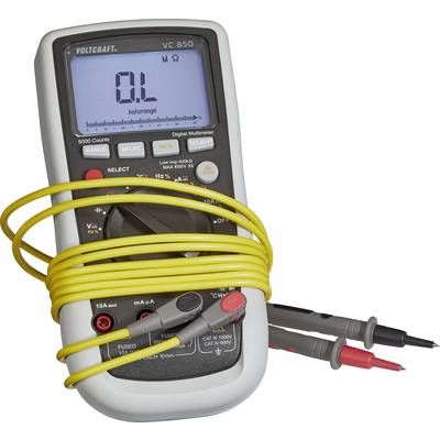 Ein digitales Multimeter mit großem Display zeigt '0 L' an. Gelbe Messleitungen sind um das Gerät gewickelt und Testsonden liegen daneben.