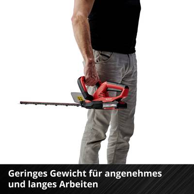 Ein Mensch hält eine rote elektrische Heckenschere, steht in Jeans und einem schwarzen Oberteil. Text: 'Geringes Gewicht für angenehmes und langes Arbeiten'.