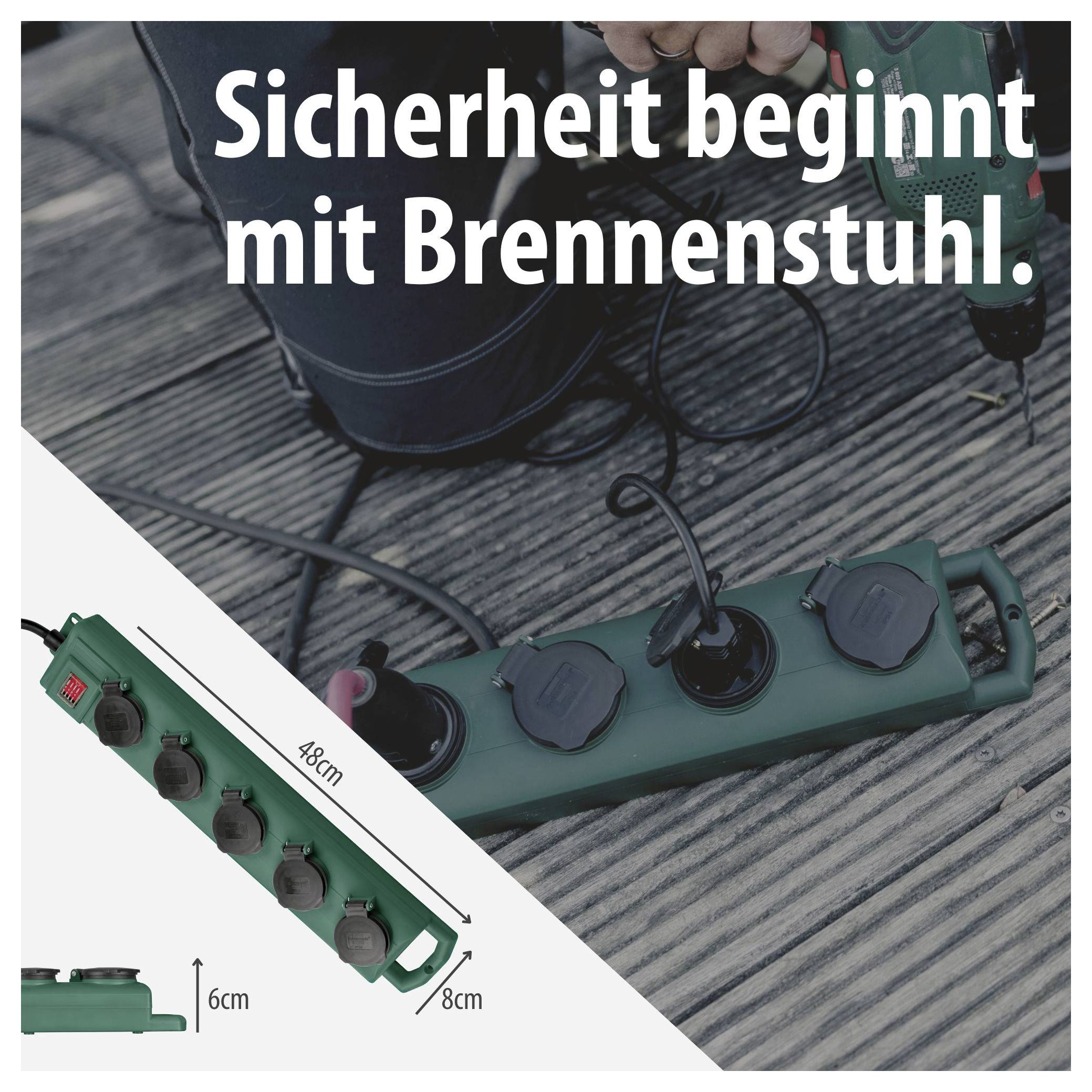 Werbeabbildung einer grünen Brennenstuhl-Steckdosenleiste mit vier Anschlüssen auf Holzdeck; Text: 'Sicherheit beginnt mit Brennenstuhl.' Maße: 48 cm, 6 cm, 8 cm.