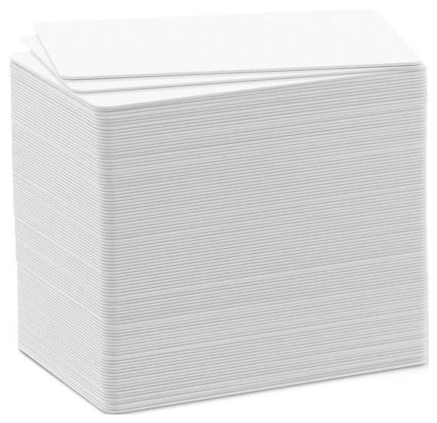 Stapel von leeren weißen Papierblättern oder Servietten, ordentlich zu einem quadratischen Block aufgestapelt auf weißem Hintergrund.