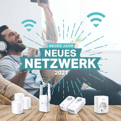 Ein lachender Mann sitzt mit Laptop auf einem Sofa, während Werbetext 'Neues Jahr Neues Netzwerk 2021' und Netzwerkgeräte gezeigt werden.