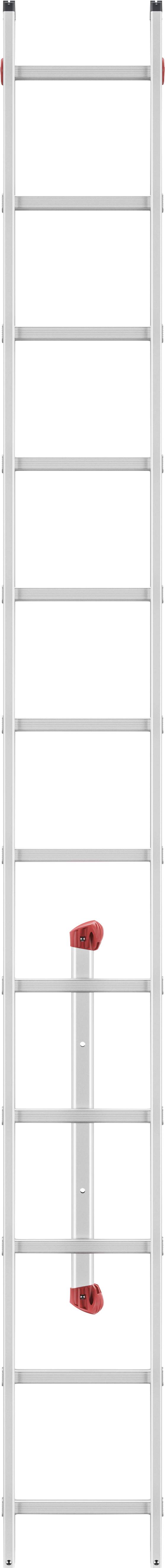 Eine lange, silberne Leiter mit roten Verbindungsstücken, vertikal aufgestellt gegen einen weißen Hintergrund.