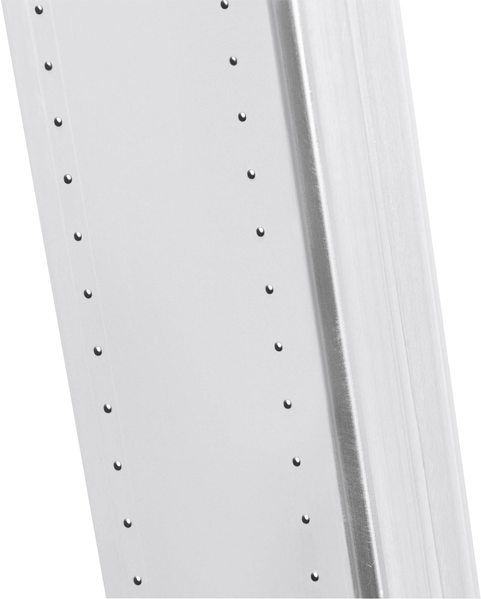 Silbernes Metallregal mit vorgebohrten Löchern für Schrauben oder Nägel, möglicherweise Teil eines größeren Regalsystems.