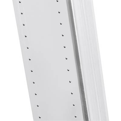Metallische, perforierte Oberfläche mit gleichmäßigen Löchern; Teil eines strukturellen oder architektonischen Elements.