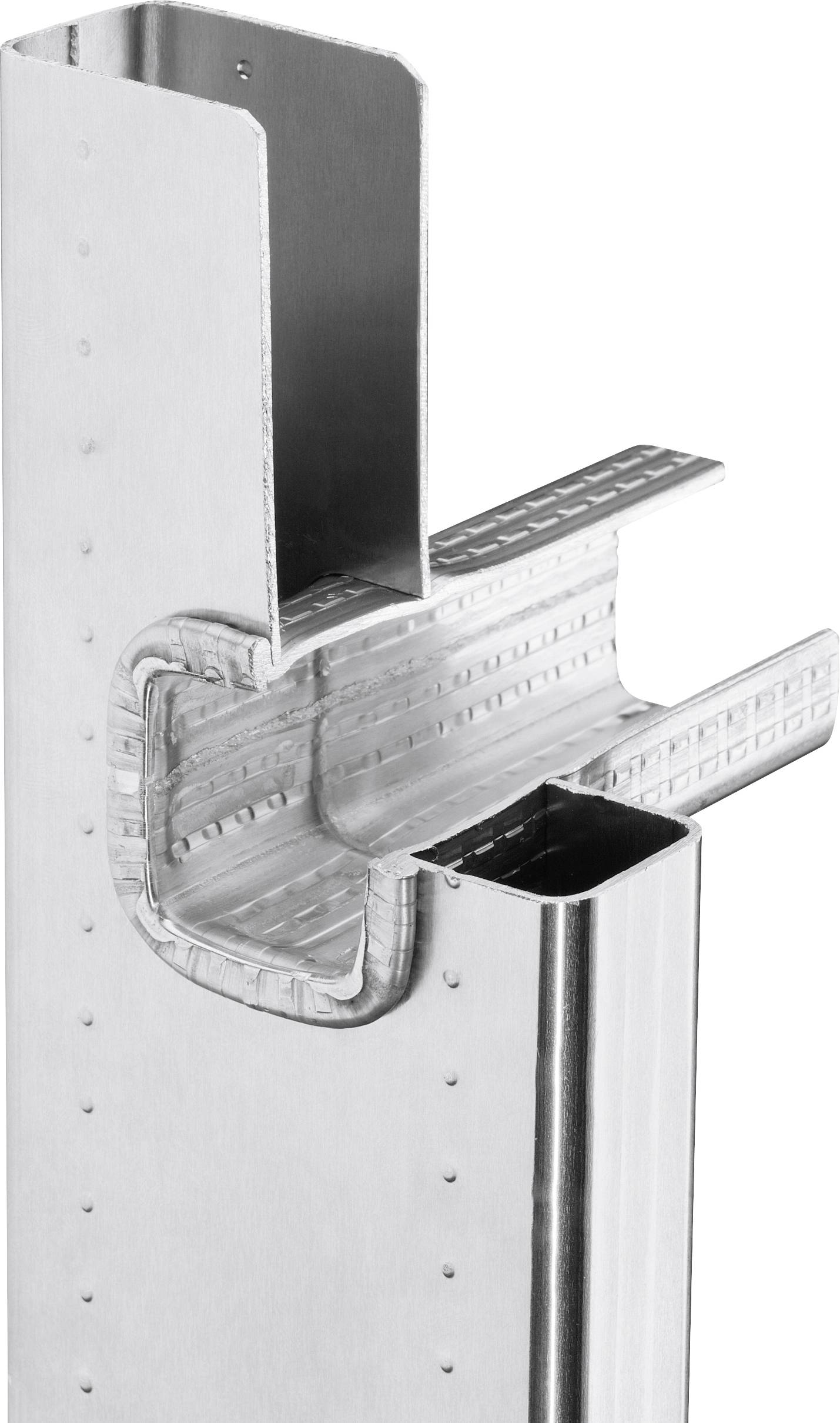 Metallprofil mit präzise geformtem Ausschnitt zur Verbindung zweier Profile in der Bauindustrie, zeigt Detailarbeit und Stabilität.