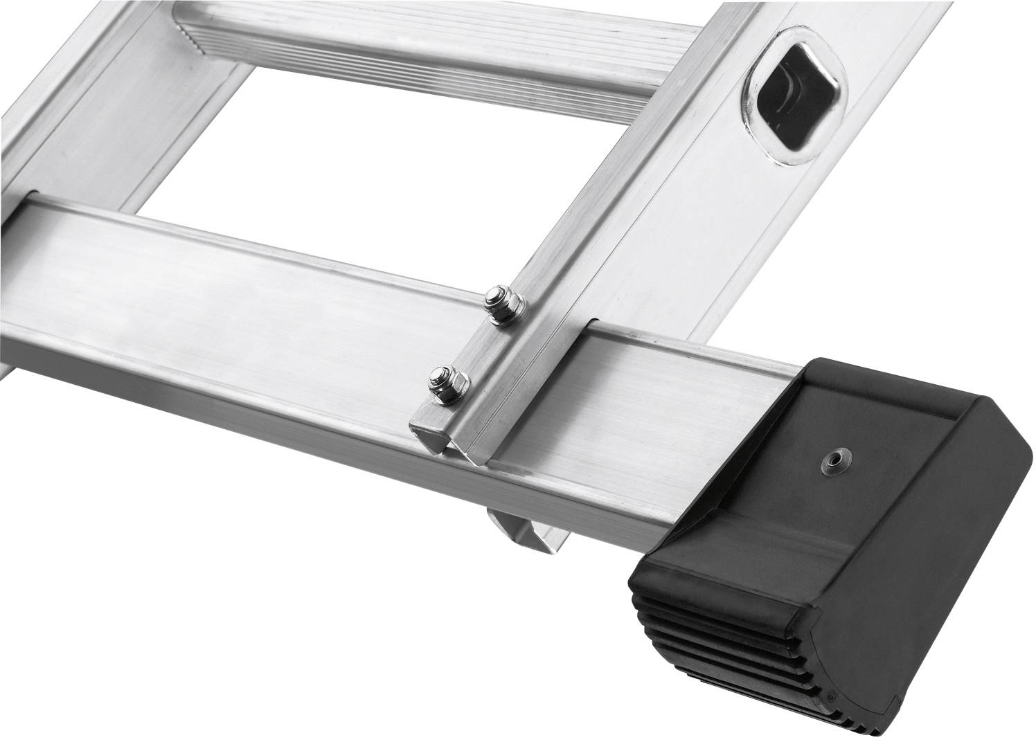 Nahaufnahme einer Aluleiter mit schwarzer Gummifusskappe, die Stabilität bietet. Die Metallsprossen sind silbern und glänzend.