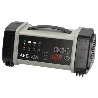 AEG 10A-Ladegerät mit digitaler Anzeige, die '12P' zeigt, LED-Indikatoren und Tasten, entwickelt für das Laden von Autobatterien.