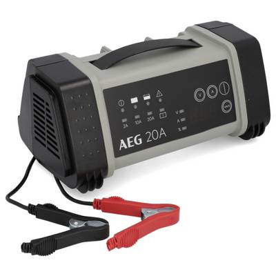 Ein Autobatterieladegerät mit der Bezeichnung 'AEG 20A', versehen mit verschiedenen Einstellungssymbolen und schwarzen sowie roten Krokodilklemmen.