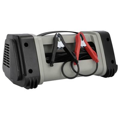 Ein tragbares Ladegerät mit schwarzen und roten Überbrückungskabeln, das zum Aufladen von Autobatterien verwendet wird.