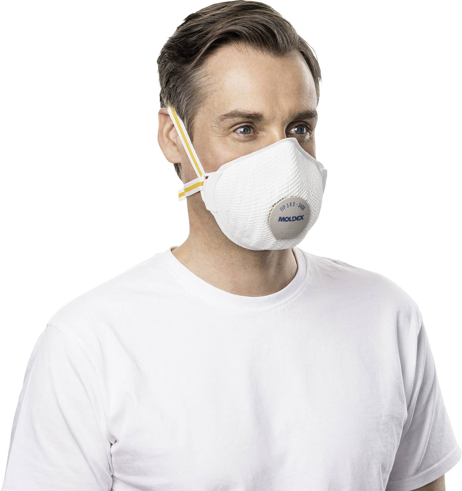 Eine Person trägt eine weiße FFP-Maske. Sie hat dunkelblondes Haar und ein weißes T-Shirt. Die Maske hat gelbe Bänder.