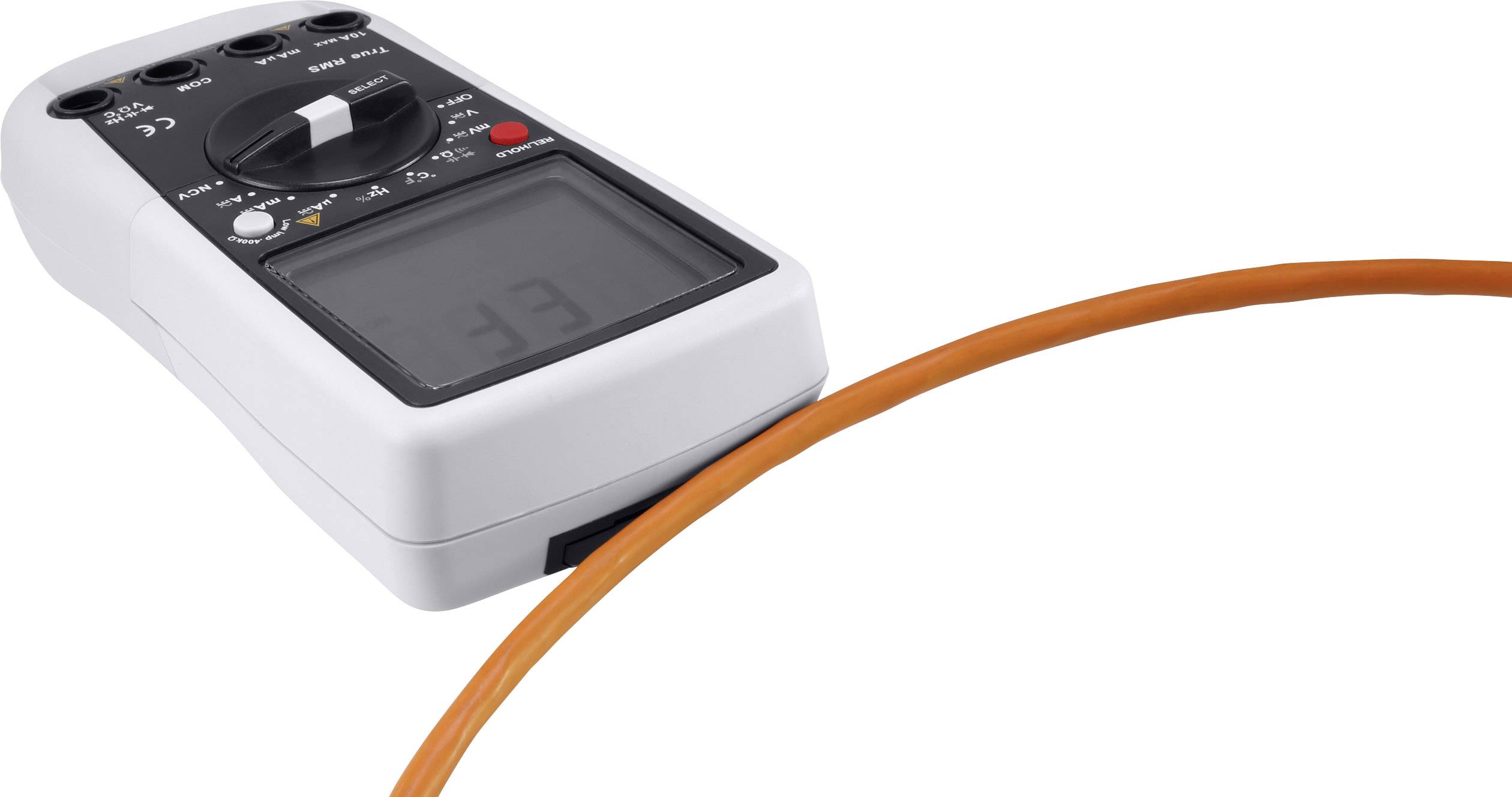 Ein Multimeter neben einem orangenen Kabel, das Messungen durchführt.