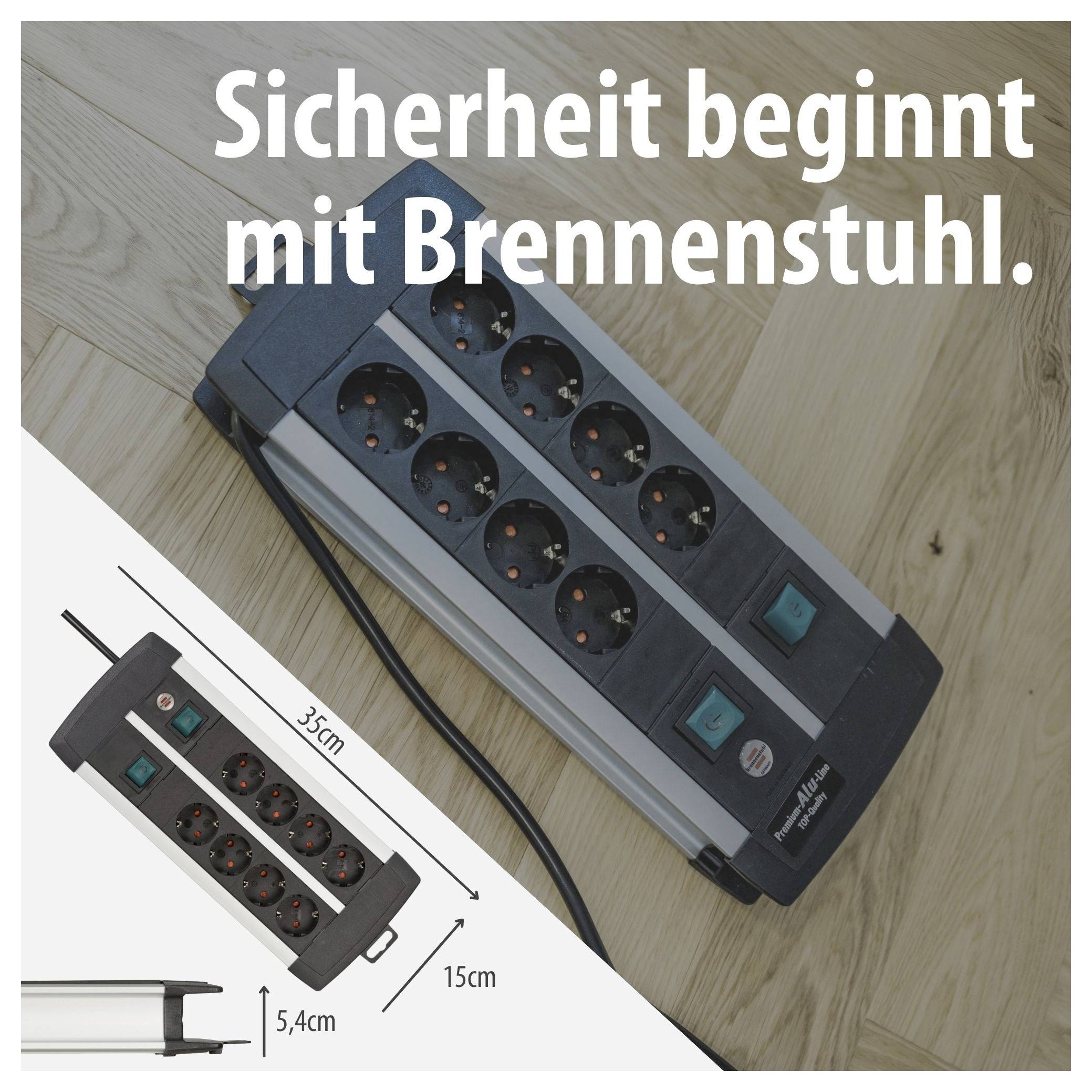 Mehrfachsteckdose von Brennenstuhl auf Holzboden mit Werbetext 'Sicherheit beginnt mit Brennenstuhl.' und Maßangaben 35 cm, 15 cm, 5,4 cm.