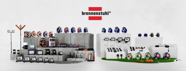 Ein Display mit verschiedenen Brennenstuhl-Produkten wie Kabeltrommeln, Steckdosenleisten und LED-Leuchten, organisiert auf Stufen.