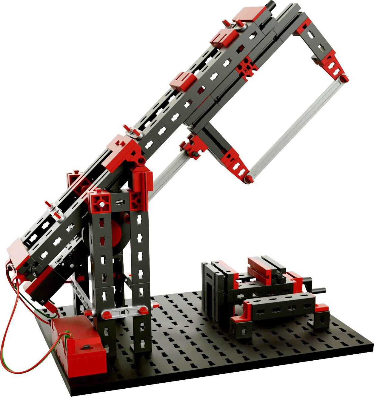 Ein Modell aus roten und grauen Bauteilen zeigt einen kleinen mechanischen Kran auf einer schwarzen Basisplatte.