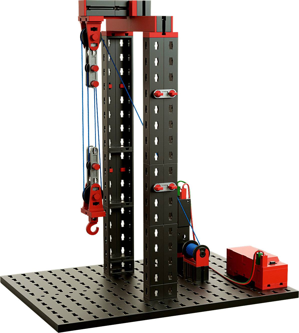 Ein Modellbaukran mit einem mechanischen System aus roten und schwarzen Bauteilen. Der Kran hat bewegliche Seile und einen Haken.