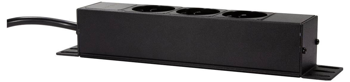 Schwarze Steckdosenleiste mit drei runden Steckplätzen, liegt horizontal auf einem Untergrund. Ein Kabel führt links aus dem Gehäuse.