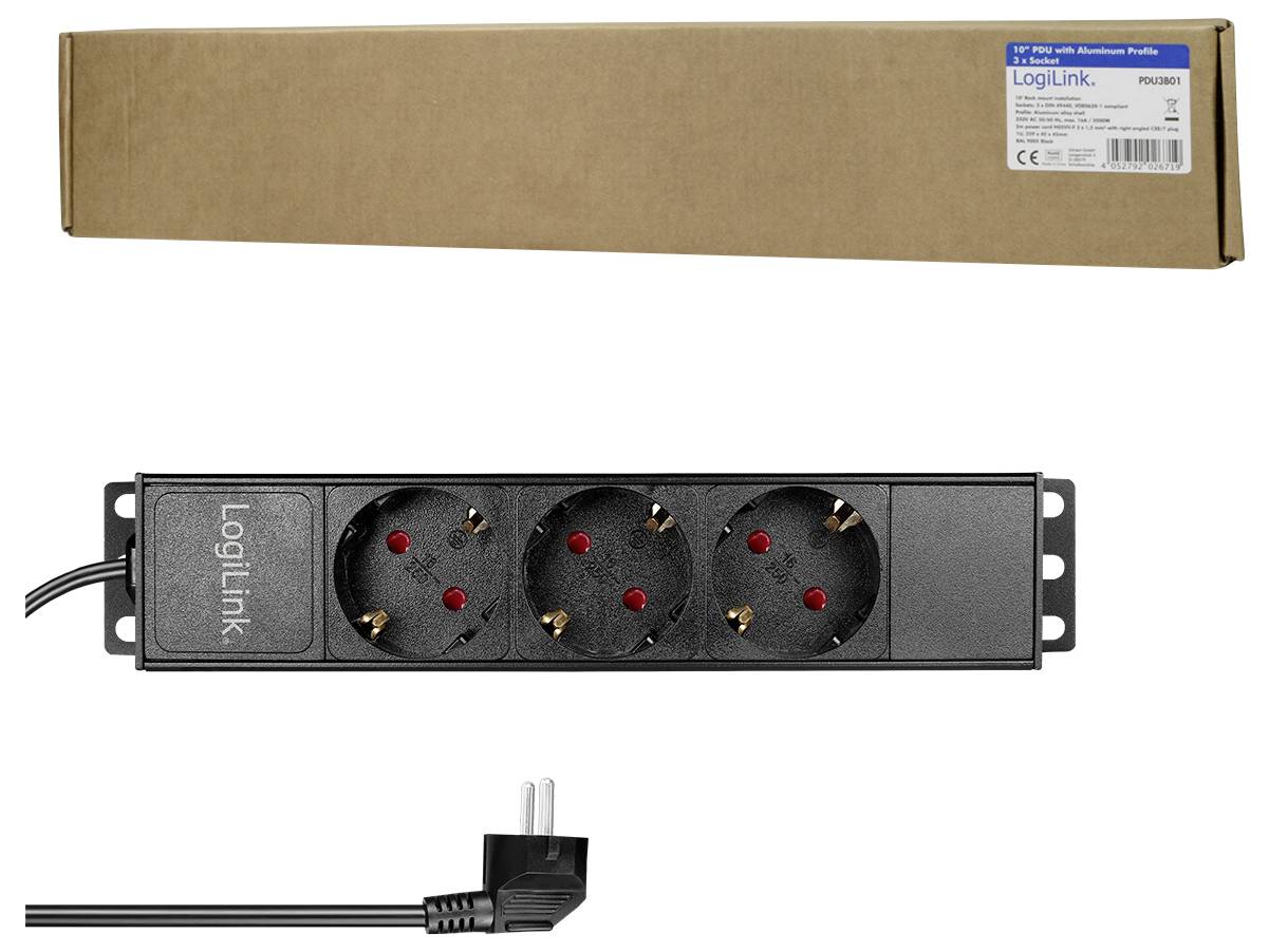 Schwarze Steckdosenleiste mit vier Steckplätzen und Netzkabel. Oben: braune Verpackung mit Etikett.