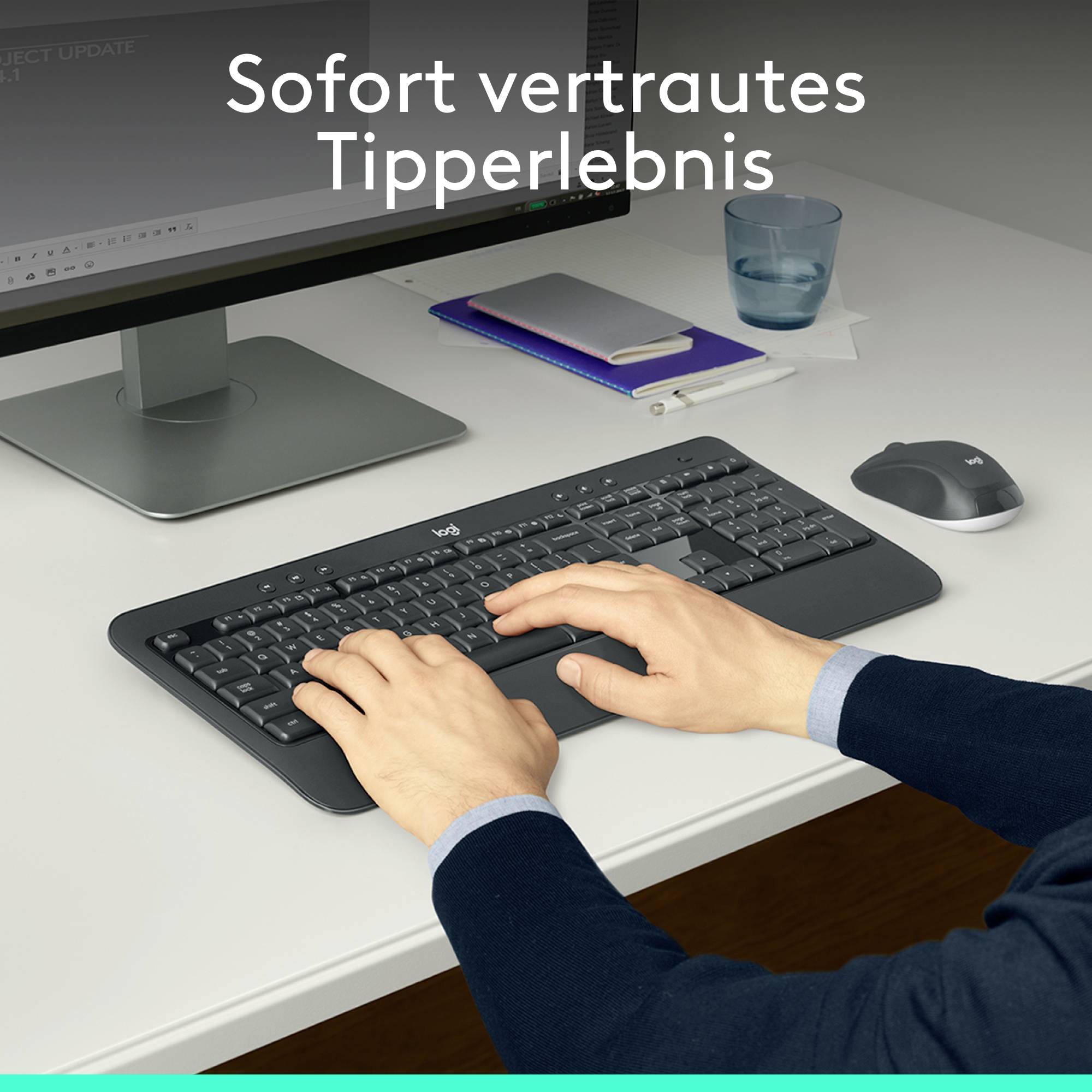 Eine Person tippt auf einer schwarzen Tastatur vor einem Computerbildschirm. Oben steht der Text 'Sofort vertrautes Tipperlebnis'.