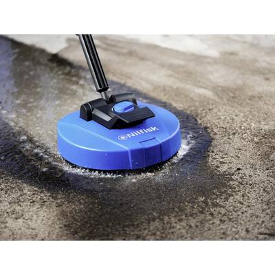 Ein blauer Bodenreiniger mit Griff reinigt eine Betonfläche, wobei Schmutz und Wasser zu sehen sind.