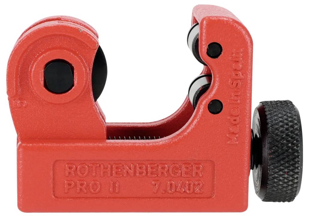 Ein roter Rohrabschneider mit den Aufschriften ‚Made in Spain' und ‚Rothenberger Pro II' auf seinem Gehäuse, ausgestattet mit einem Drehknopf und einem Schneidrad.