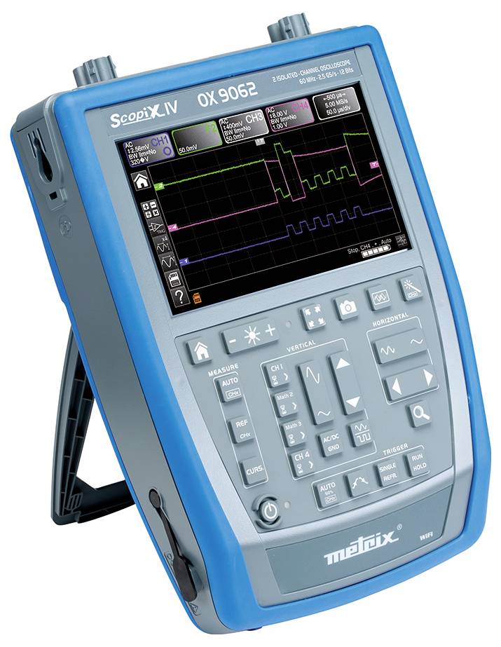 Ein tragbares Oszilloskop mit einem digitalen Display zeigt verschiedene Messformen und Graphen zur Analyse elektrischer Signale.