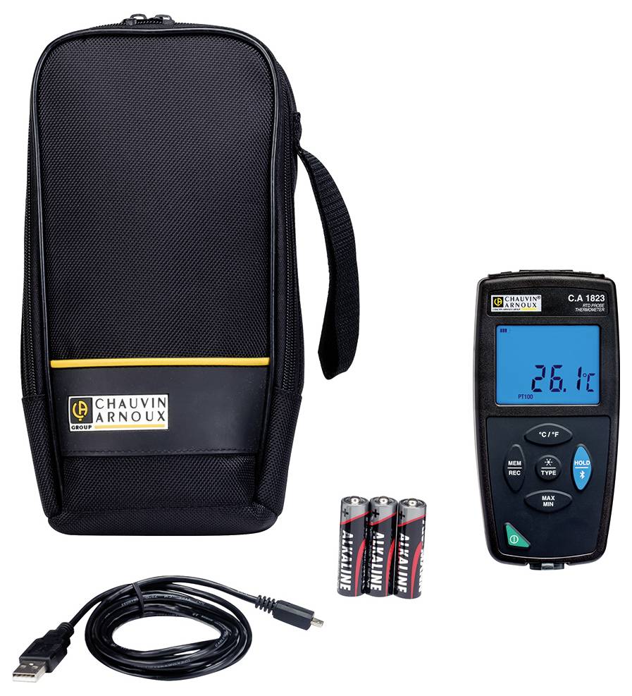 Ein digitales Thermometer mit einer Anzeige von 26,1 Grad Celsius, drei AA-Batterien, eine schwarze Tasche und ein USB-Kabel.