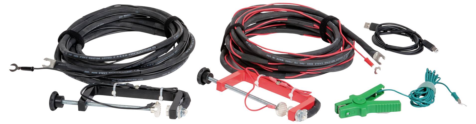 Mehrere Kabel und Klemmen in verschiedenen Farben, einschließlich schwarzer, roter und grüner Klemmen, liegen ordentlich sortiert.