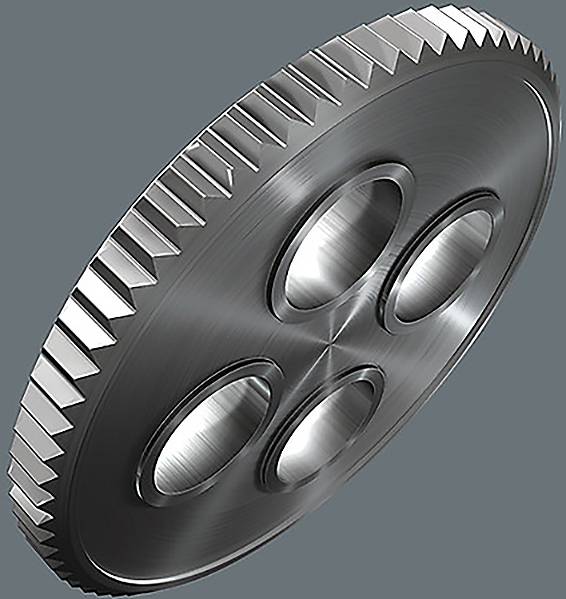 Ein metallisches Zahnrad mit kreisförmigen Rillen und strukturierten Kanten, aus einem Winkel betrachtet, mit vier großen kreisrunden Einbuchtungen.