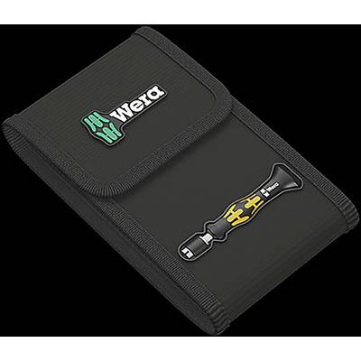 Eine schwarze Werkzeugtasche mit 'Wera' Logo und einem Werkzeugbild auf dem Klappe, zum Transport von Handwerkzeugen, vor einem schwarzen Hintergrund.