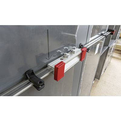 Ein Metallzaun ist mit einem Sicherheitsschloss und rotem Hebel gesichert.