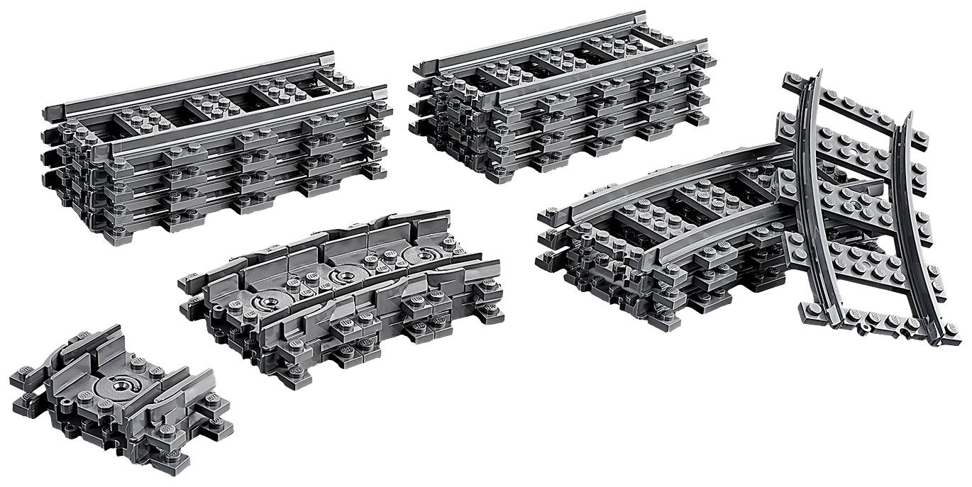 Mehrere Stapel schwarzer, gerader und gebogener LEGO-Eisenbahnschienen auf weißem Hintergrund, bereit zum Zusammenbau.