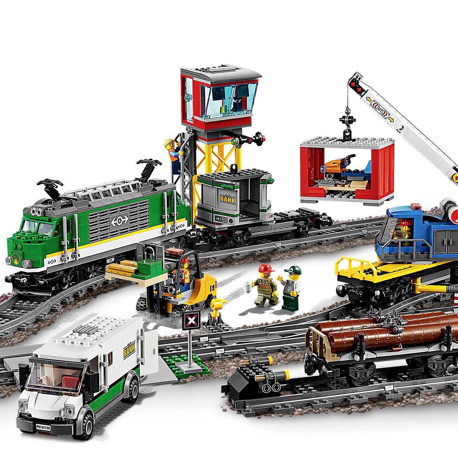 LEGO-Eisenbahn-Set mit grünem Güterzug, gelbem Kran, Baustellelementen und Figuren, die an einer Bahnrangierstelle arbeiten.
