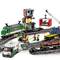 LEGO-Eisenbahn-Set mit grünem Güterzug, gelbem Kran, Baustellelementen und Figuren, die an einer Bahnrangierstelle arbeiten.