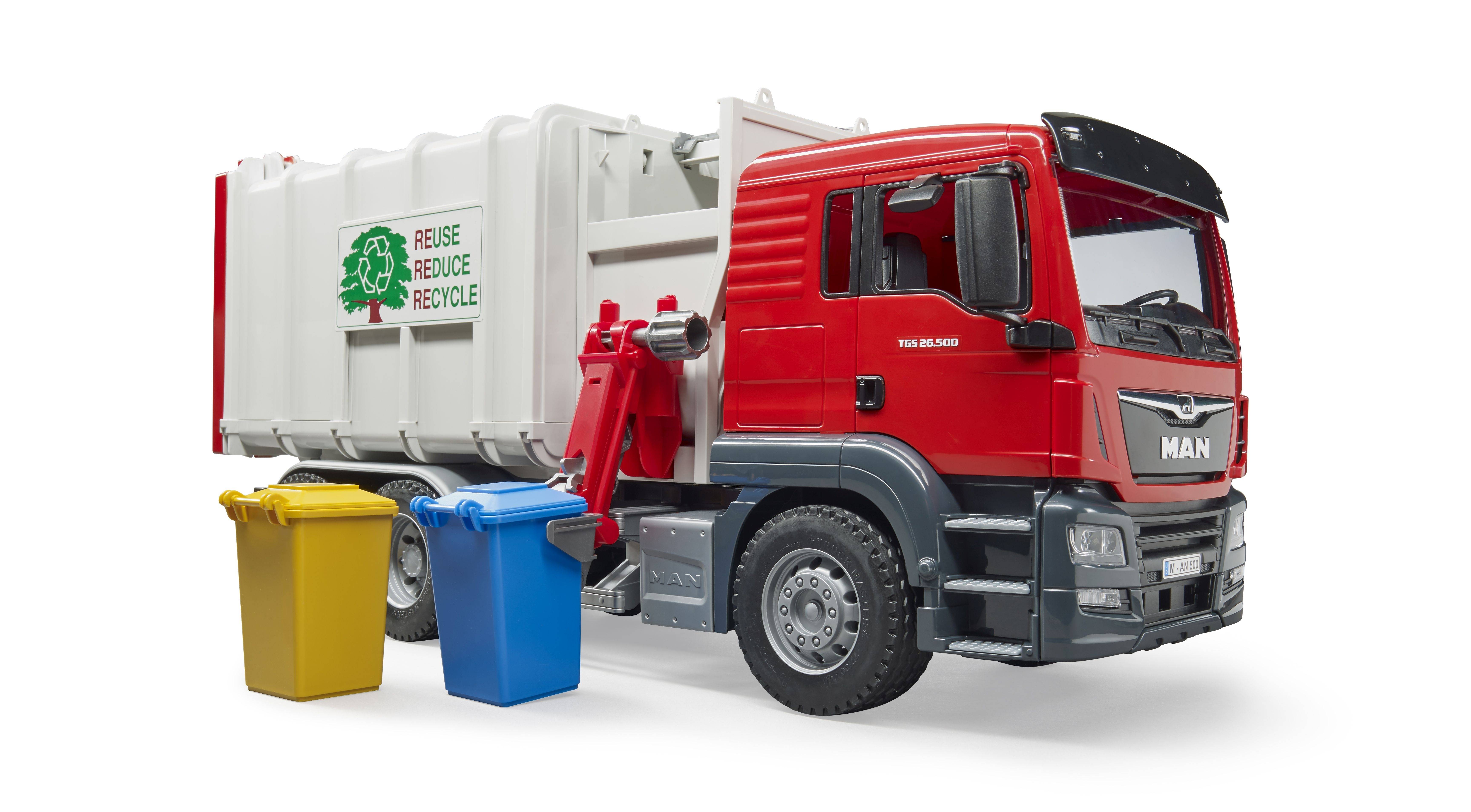 Spielzeug-Müllwagen mit roten Fahrerkabine und weißen Müllbehälter. Zwei bunte Mülltonnen, gelb und blau, stehen daneben.