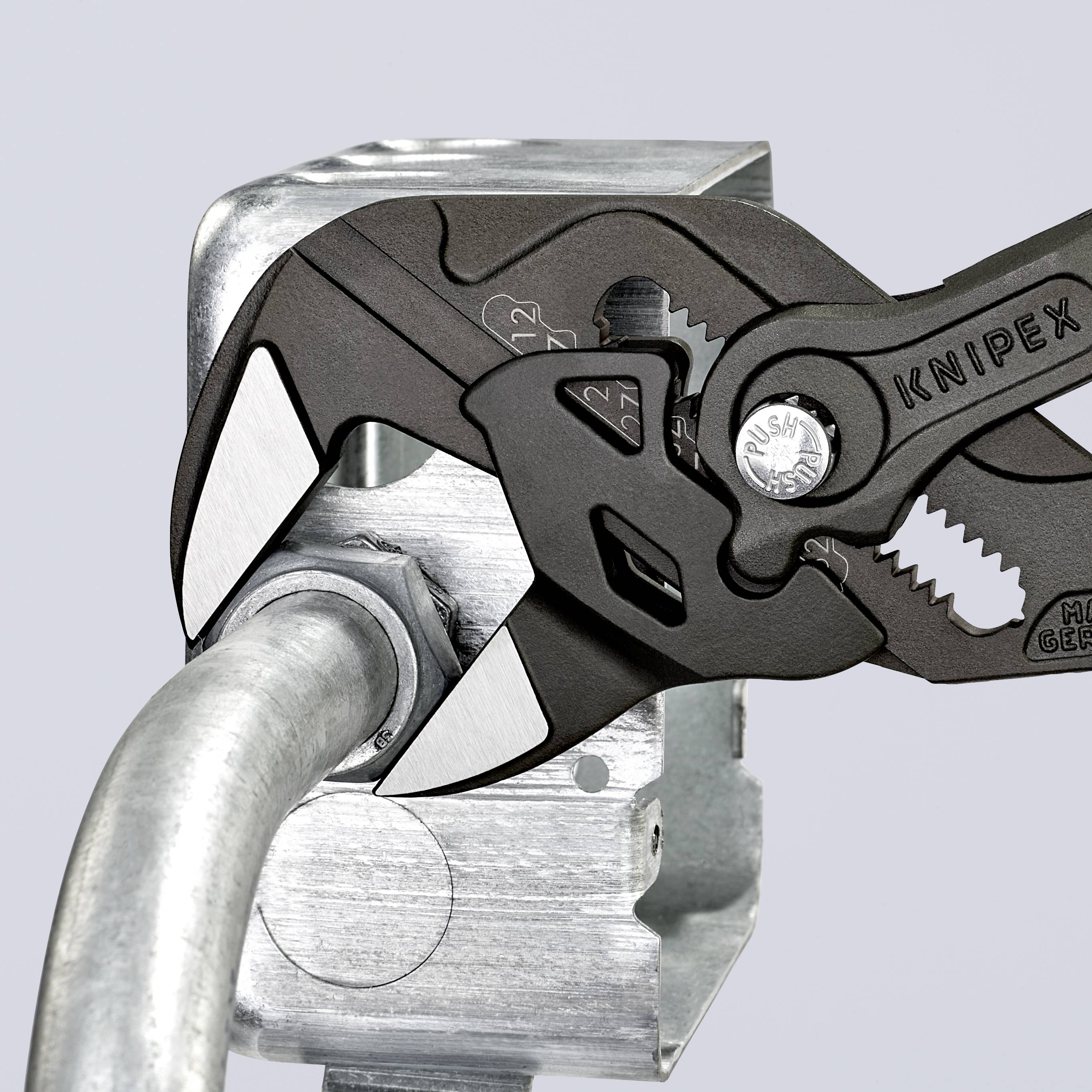 Zange befestigt eine Schraube an einem Metallrohr. Die Zange ist schwarz und silbern mit dem Markennamen aufgedruckt.