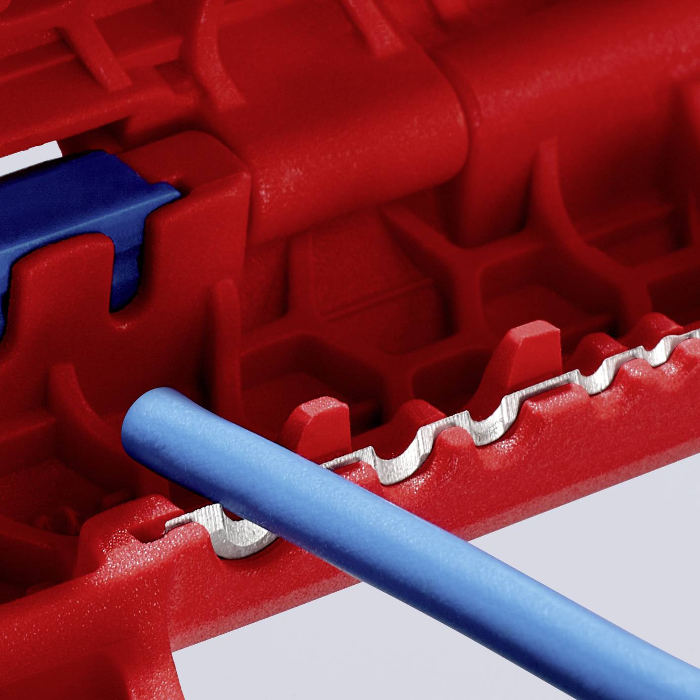 Rotes, modulares Bauteil mit blauer Befestigungsschiene und blauer Leitung. Darstellungsweise deutet industrielle Anwendung an.